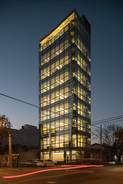 Edificio Peña iluminado