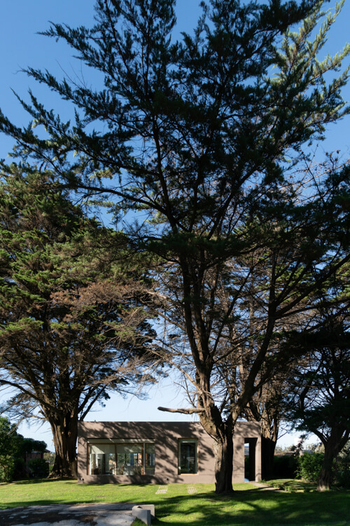 casa enmarcada en los árboles
